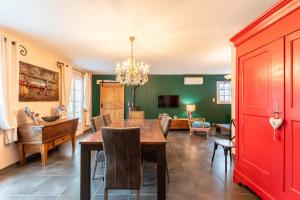 une salle à manger avec une table et des chaises en bois dans l'établissement Les Dames De Molleges, à Mollégès