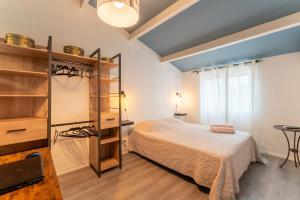 une chambre avec un lit et une étagère dans l'établissement Les Dames De Molleges, à Mollégès 25 autres photos