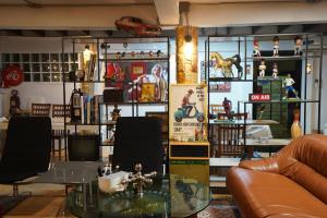 a room with a table and chairs and shelves with toys at MeetingViewKhaoyai in Ban Muak Lek Nai