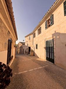 an empty alley between two buildings in a town at Can Bagot, Turismo de Interior in Llubí +91 photos