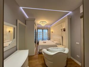 ein Badezimmer mit einem Bett und einer Badewanne in einem Zimmer in der Unterkunft tirana delijorgjis appartment in Tirana