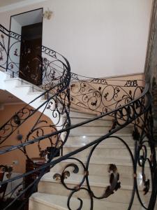 Una escalera de caracol con un espejo encima. en Marinella, en Telavi