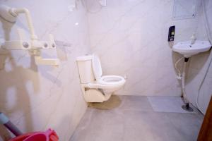 un baño con inodoro y lavabo en Saarthi Hotel Agra, en Agra 34 fotos más