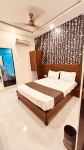 ein Schlafzimmer mit einem großen Bett in einem Zimmer in der Unterkunft Hotel Garden Palace in Mumbai + 24 Fotos
