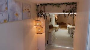 吉达3 غرف - الركن الهادي的房间白墙上的两盏灯