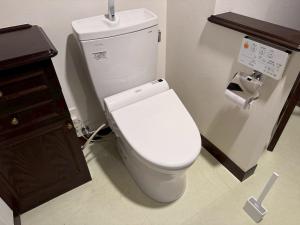 a bathroom with a toilet and a toilet paper dispenser at サンモールクレスト403 in Tokyo