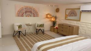 a bedroom with a bed and a table and two chairs at 3 غرف - الركن الهادي in Jeddah