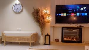 a living room with a tv and a fireplace at 3 غرف - الركن الهادي in Jeddah