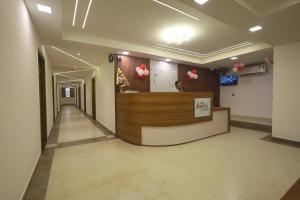 Un vestíbulo de un hotel con un mostrador de recepción en Saarthi Hotel Agra, en Agra