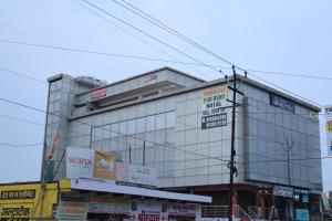Un edificio con muchos carteles. en Saarthi Hotel Agra, en Agra