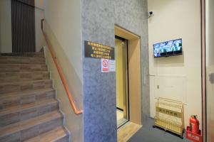 TV a/nebo společenská místnost v ubytování 花蓮東大門民宿-電梯民宿