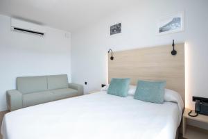 Hotel Coral Boutique by gaiarooms客房内的一张或多张床位