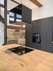 een keuken met een houten aanrechtblad en een koelkast bij Scheunenromantik Altstadt in Forchheim +11 foto's