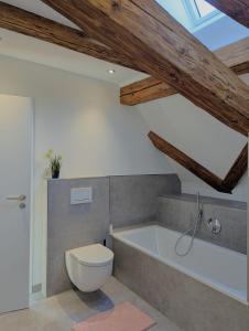 een badkamer met toilet en ligbad bij Scheunenromantik Altstadt in Forchheim