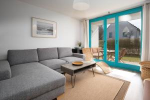 a living room with a couch and a table at Ferienwohnung Meeresbrise in Binz