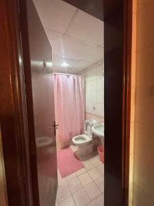Koupelna v ubytování Studio Apartment + 28 fotografií