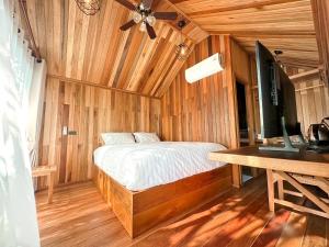 Ένα ή περισσότερα κρεβάτια σε δωμάτιο στο Lush inn Phuket