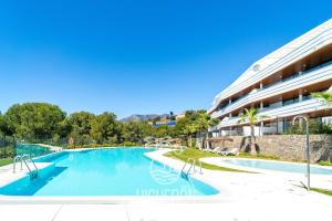 una piscina frente a un edificio en HigueronRentals La Casa de Kaasa, en Fuengirola