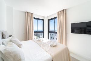 1 dormitorio con 1 cama, TV y ventanas en HigueronRentals La Casa de Kaasa, en Fuengirola 46 fotos más
