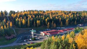 einen Luftblick auf eine Kirche und einen Wald in der Unterkunft Aapiskukko Hotel in Pälkäne