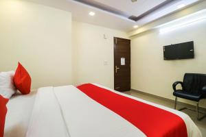 TV a/nebo společenská místnost v ubytování Hotel O Sagar Stay Inn + 20 fotografií