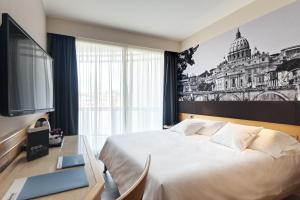 ein Hotelzimmer mit einem großen Bett und einem Fernseher in der Unterkunft Occidental Aran Park in Rom