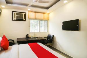 TV a/nebo společenská místnost v ubytování Hotel O Sagar Stay Inn