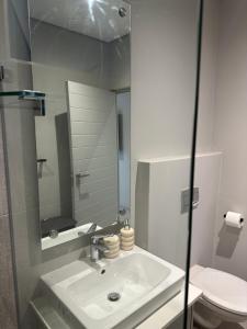 Un baño blanco con lavabo e inodoro. en Vista Zimbali, en Ballito 8 fotos más