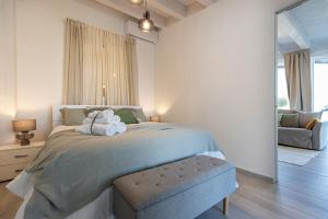 Un dormitorio con una cama con dos animales de peluche encima. en Villa Elysian con piscina privata, en Marzamemi 61 fotos más