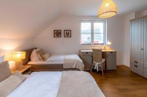 Katil atau katil-katil dalam bilik di 5 Sterne Ferienhaus Ostseenest mit Boddenblick