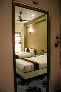 Tempat tidur dalam kamar di Hotel Flycatcher Chitwan- A jungle Safari Home