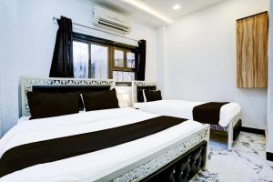 Rúm í herbergi á Super Hotel O Khar East Near Railway Station