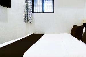 Rúm í herbergi á Super Hotel O Khar East Near Railway Station