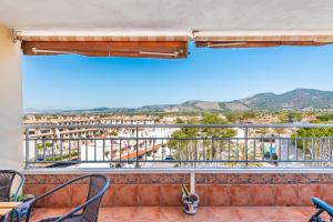 Un balcón con sillas y vista a una ciudad. en Mediterráneo, en Benicàssim