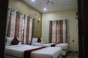 Tempat tidur dalam kamar di Hotel Flycatcher Chitwan- A jungle Safari Home