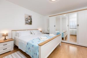 Postel nebo postele na pokoji v ubytování Apartments Barjaktarić