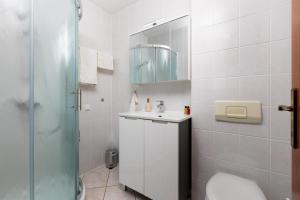 Koupelna v ubytování Apartments Barjaktarić + 34 fotografií