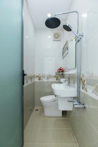 a bathroom with a toilet and a sink at Homestay 59-38 Phan Chu Trinh, Bãi Sau in Vung Tau