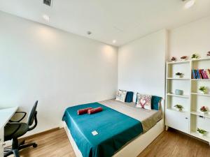 une petite chambre avec un lit et un bureau dans l'établissement Luxury Two Bedroom, Fast Airport Access, Close to Marriott Hotel, à Hanoï 80 autres photos