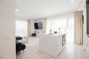 Et tv og/eller underholdning på Luxury 2BR 10thFloor Mountain View Large Balcony Floor Heating New building Board Games Self Check-in Shopping Center 360 Tour Free Parking