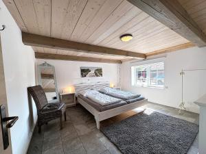 a bedroom with a bed and a desk and a chair at Ferienhaus Jeppe Hus Humptrup in Humptrup