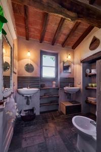a bathroom with two sinks and a window at Villa Bacciana in Montone