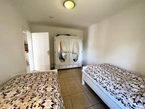 une chambre avec un lit et une commode avec un miroir dans l'établissement Ferienhaus Marie Rodenäs, à Rodenäs