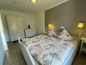 une chambre avec un lit et une commode dans l'établissement Ferienhaus Marie Rodenäs, à Rodenäs 13 autres photos