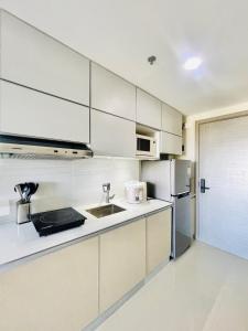 Kuchyň nebo kuchyňský kout v ubytování BT 1 Chic City Studio Retreat