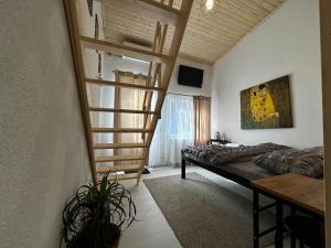 una camera con letto e scala a chiocciola di Vila Ana 2 Untold a Cluj-Napoca