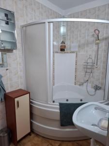un baño con bañera y lavabo en Byt Kanianka, en Kanianka
