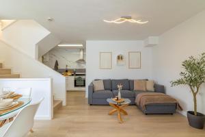 ein Wohnzimmer mit Sofa und Tisch in der Unterkunft HORIZON VACATION HOME - Yucatán Coastal Oasis in Mogán