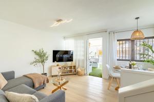 ein Wohnzimmer mit Sofa und Tisch in der Unterkunft HORIZON VACATION HOME - Yucatán Coastal Oasis in Mogán