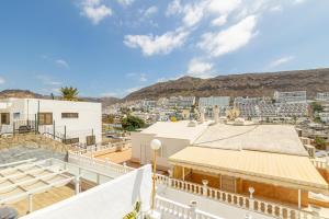 ein Blick auf die Stadt vom Dach eines Gebäudes in der Unterkunft HORIZON VACATION HOME - Yucatán Coastal Oasis in Mogán